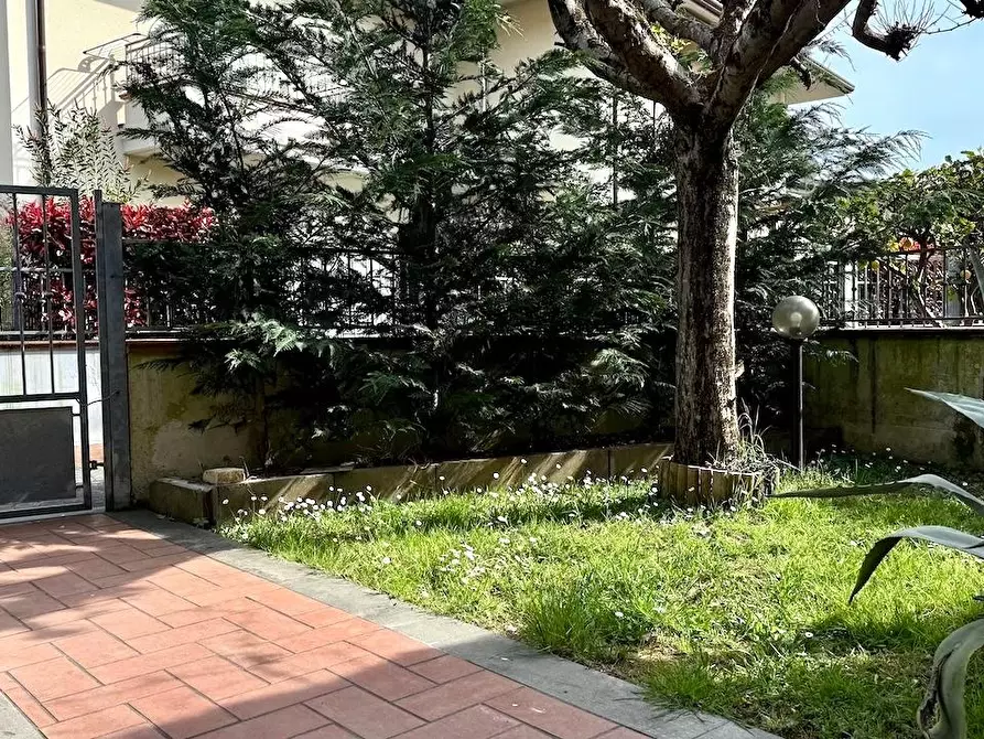 Immagine 1 di Villetta a schiera in vendita  a Massa