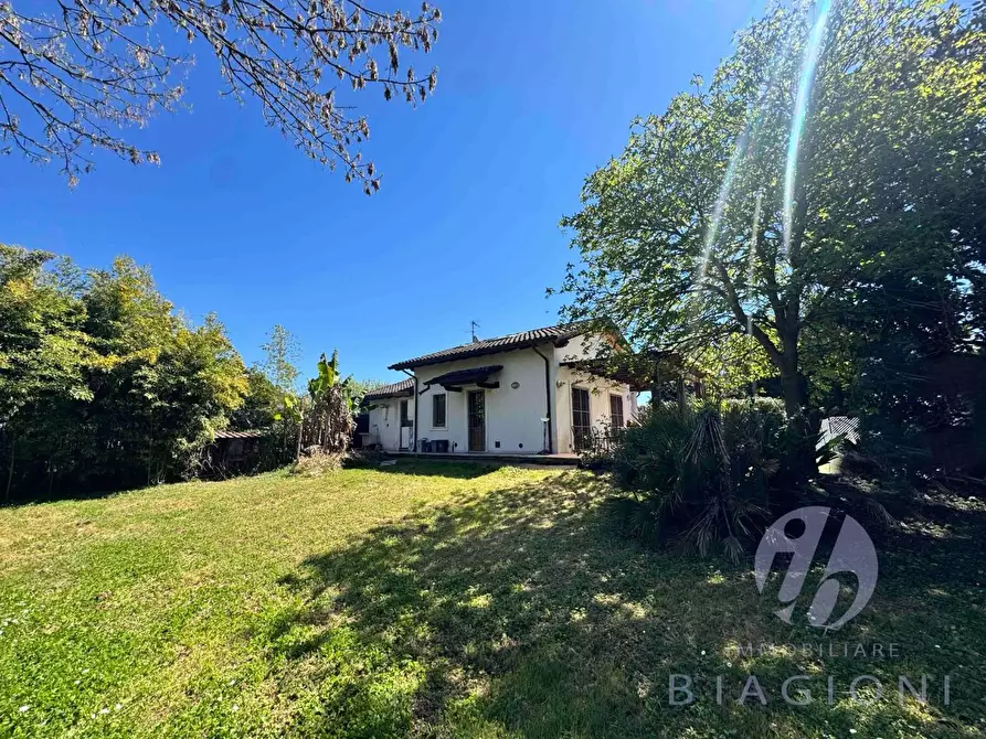 Immagine 2 di Villa in vendita  a Pietrasanta