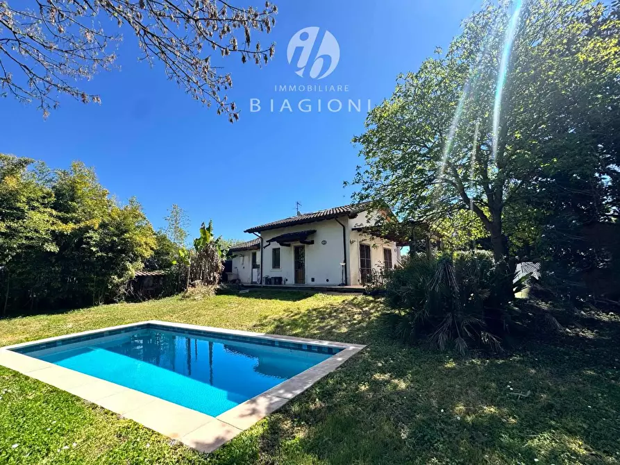 Immagine 1 di Villa in vendita  a Pietrasanta