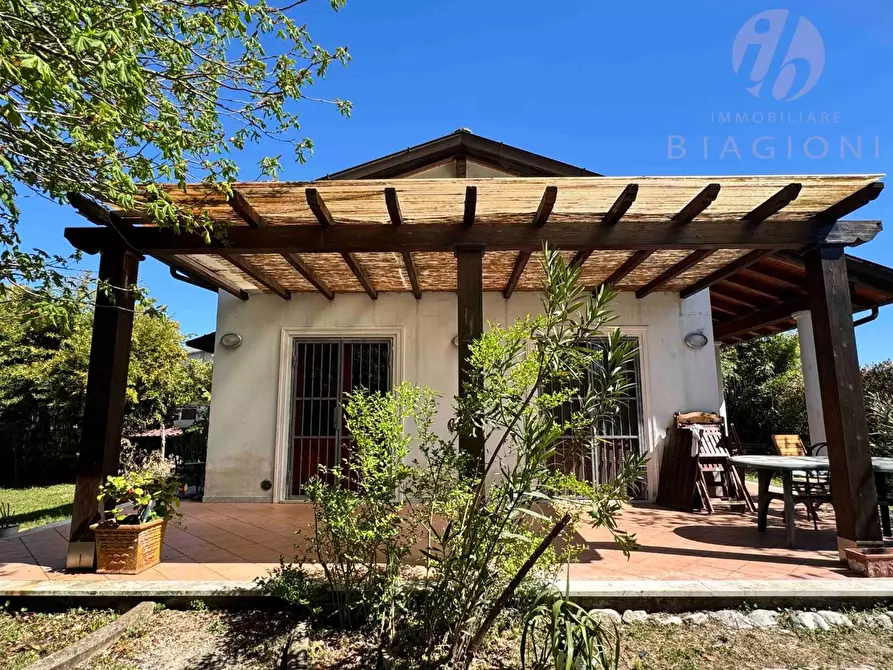 Immagine 5 di Villa in vendita  a Pietrasanta