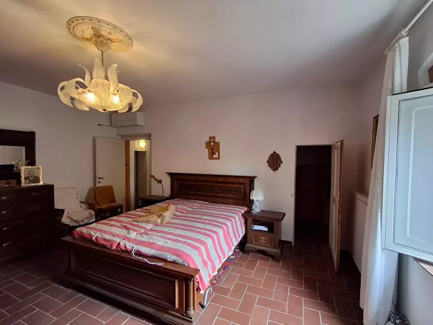 Immagine 10 di Casa colonica in vendita  a Vinci