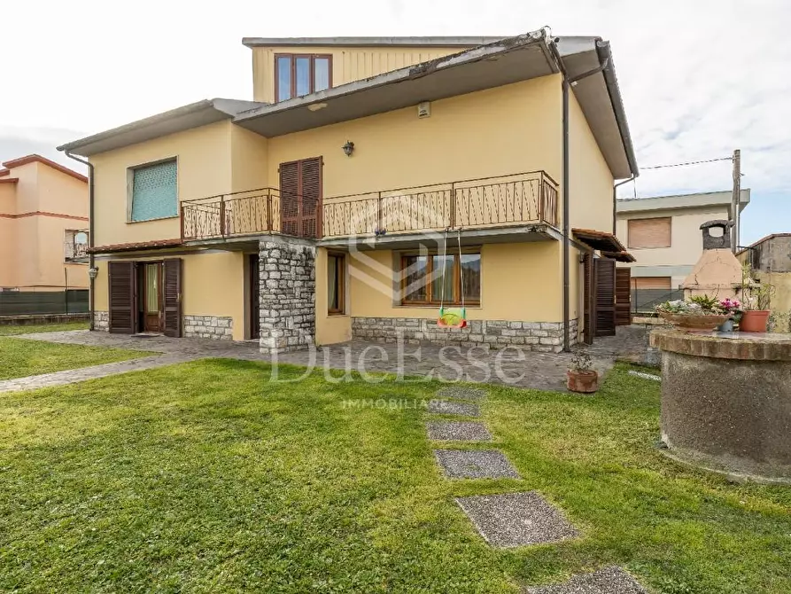 Immagine 1 di Villa in vendita  a Cascina