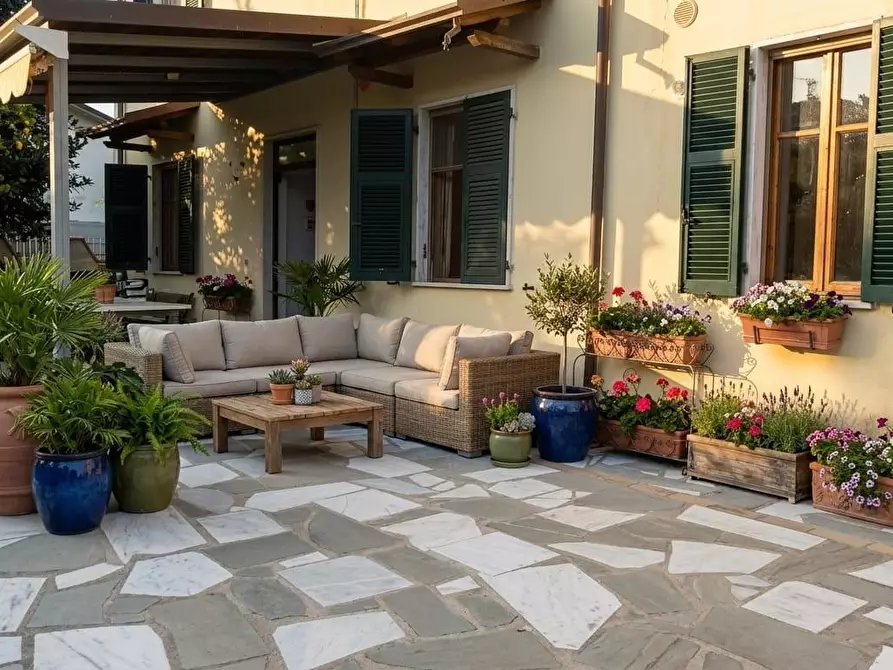 Immagine 1 di Casa quadrifamiliare in vendita  a Sarzana