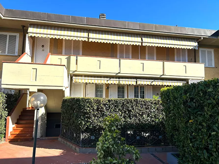 Immagine 2 di Appartamento in vendita  a Massa