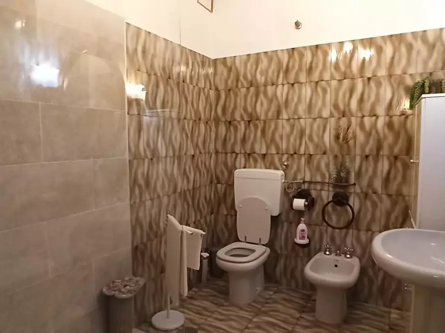 Immagine 18 di Appartamento in vendita  a Lucca