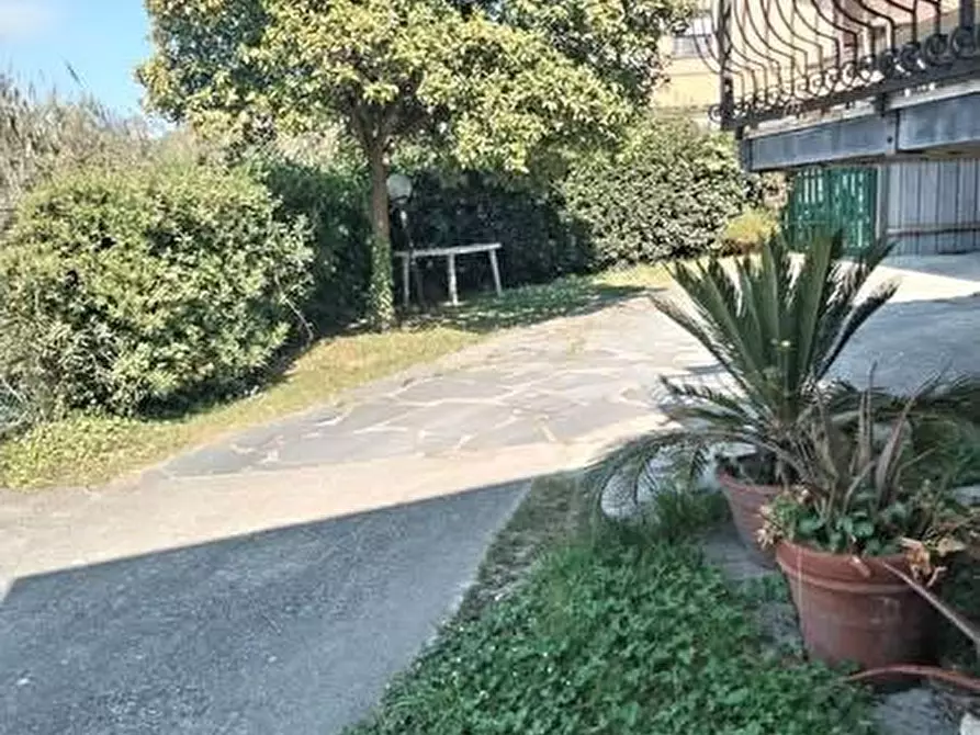 Immagine 1 di Casa bifamiliare in vendita  a Massa