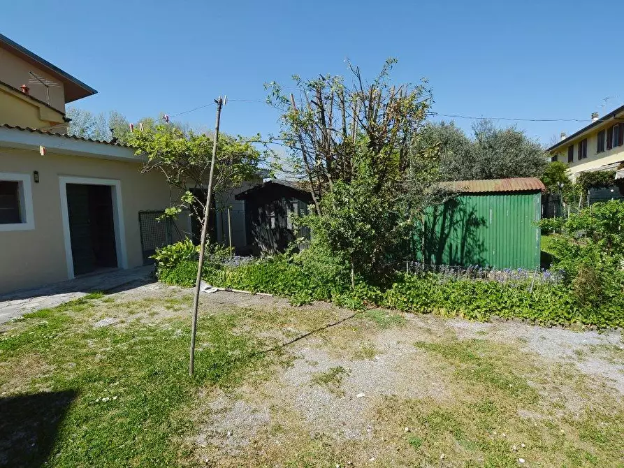 Immagine 3 di Villa in vendita  a Lucca