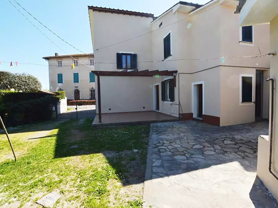 Immagine 2 di Villa in vendita  a Lucca