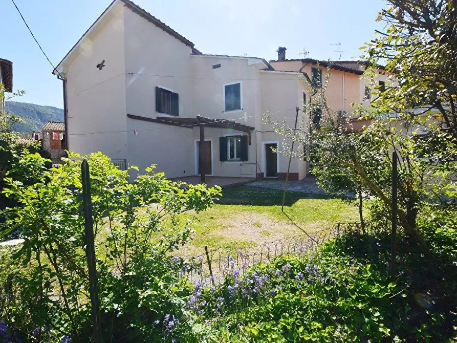 Immagine 1 di Villa in vendita  a Lucca