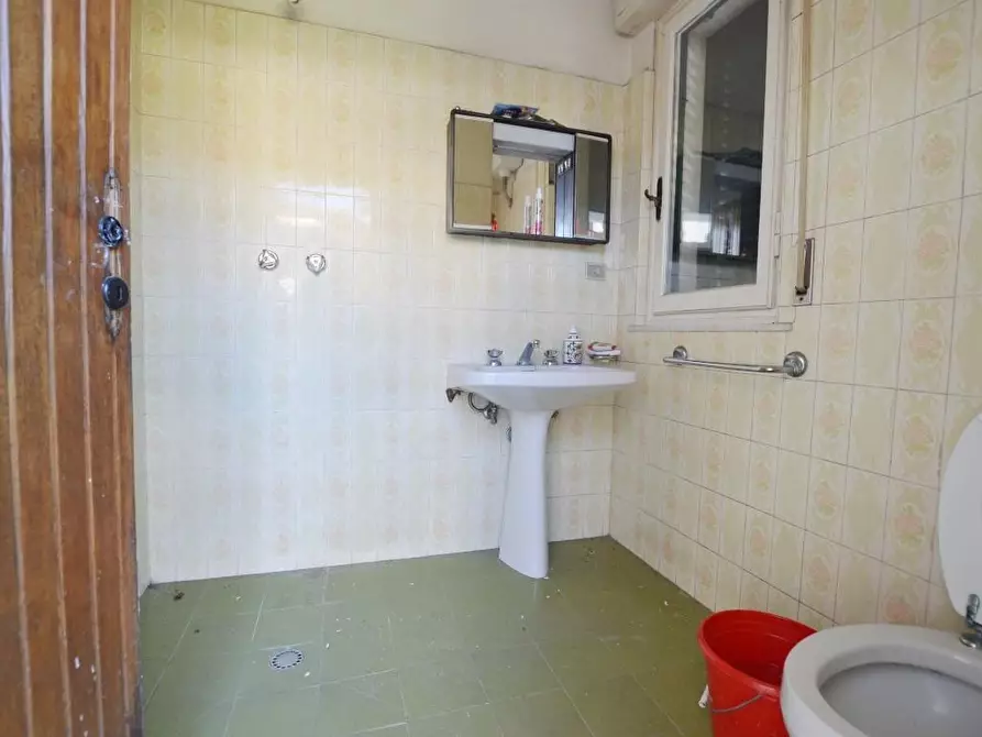 Immagine 18 di Villa in vendita  a Lucca