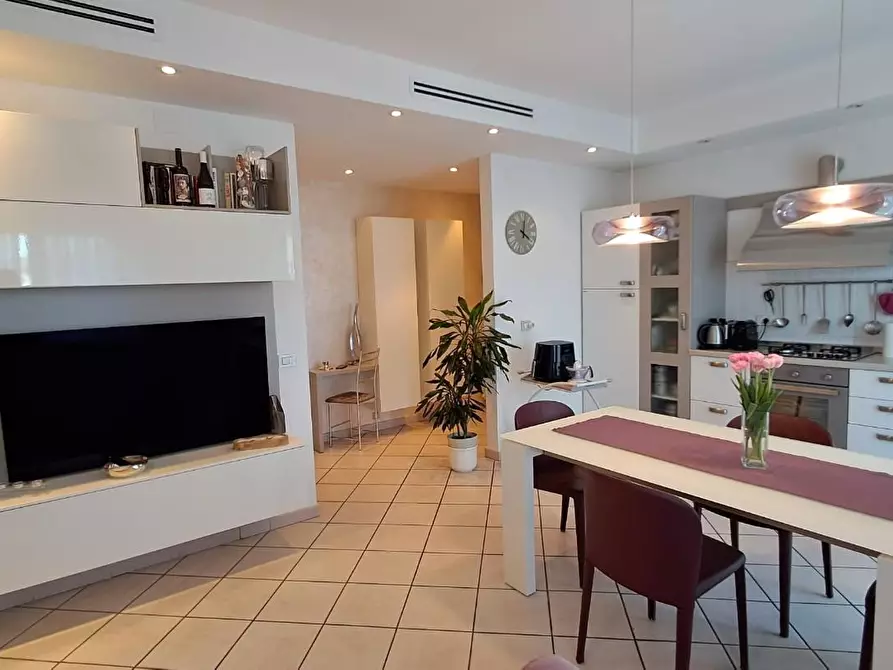 Immagine 2 di Appartamento in vendita  a Cecina