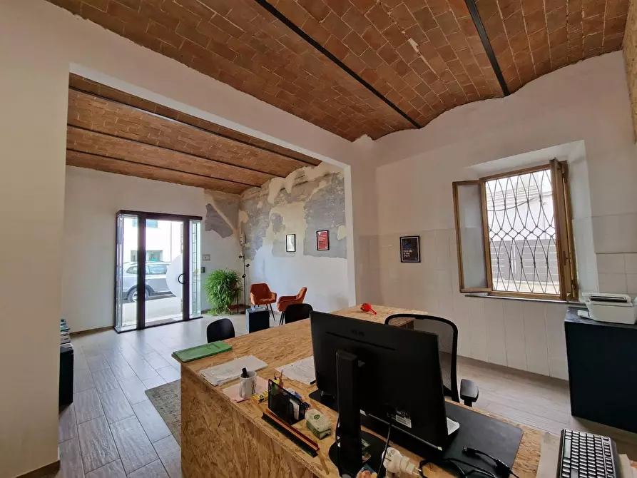 Immagine 2 di Locale commerciale in affitto  a Crespina Lorenzana