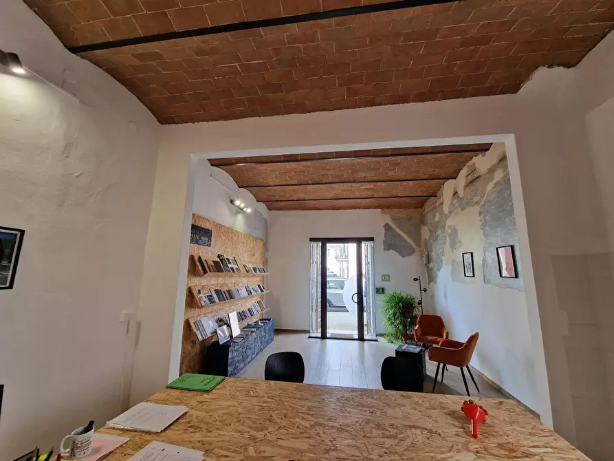 Immagine 3 di Locale commerciale in affitto  a Crespina Lorenzana