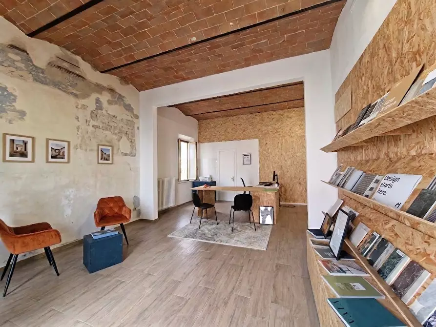 Immagine 6 di Locale commerciale in affitto  a Crespina Lorenzana