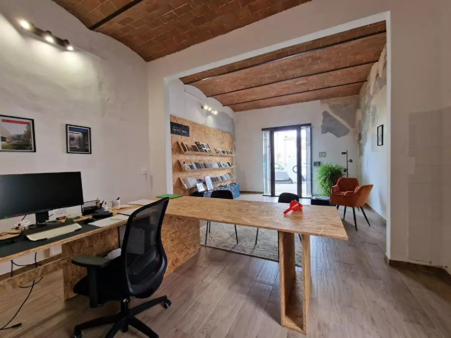 Immagine 1 di Locale commerciale in affitto  a Crespina Lorenzana