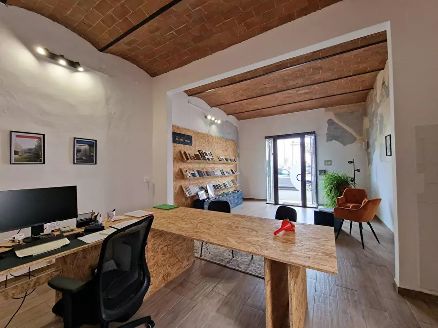 Immagine 4 di Locale commerciale in affitto  a Crespina Lorenzana