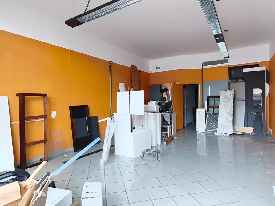 Immagine 5 di Locale commerciale in vendita  a Carrara