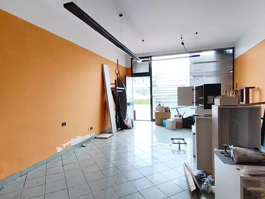 Immagine 3 di Locale commerciale in vendita  a Carrara