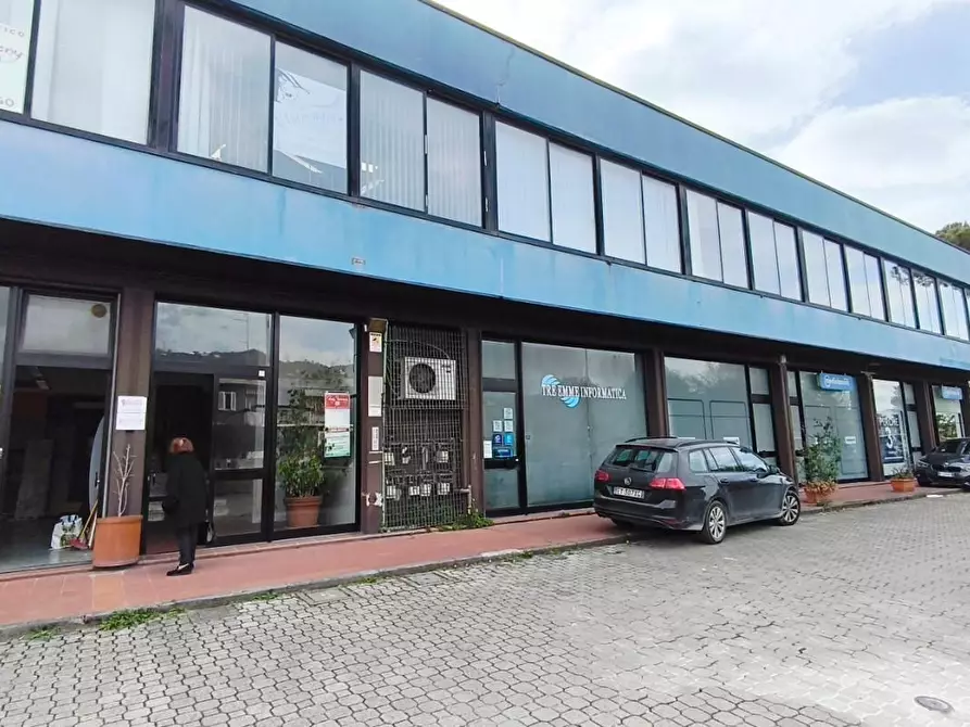 Immagine 1 di Locale commerciale in vendita  a Carrara