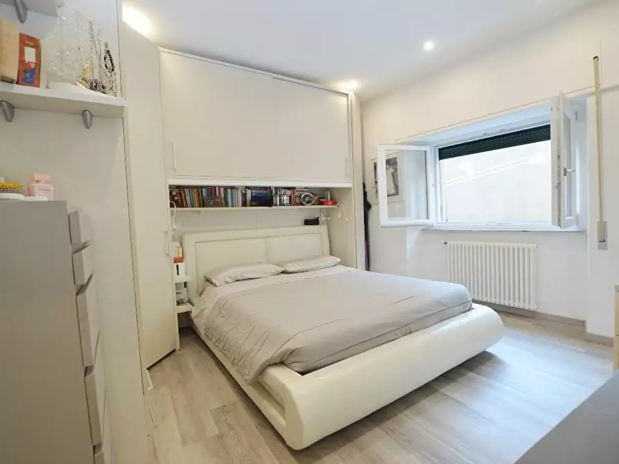 Immagine 11 di Appartamento in vendita  a Lucca