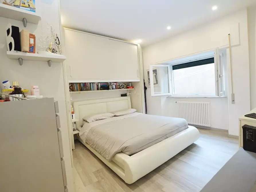 Immagine 10 di Appartamento in vendita  a Lucca