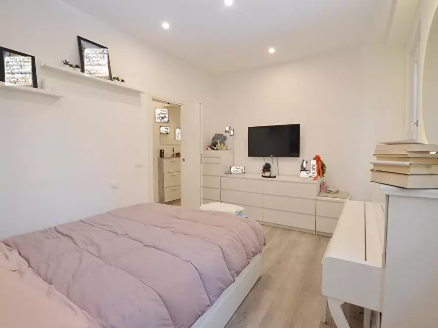 Immagine 17 di Appartamento in vendita  a Lucca