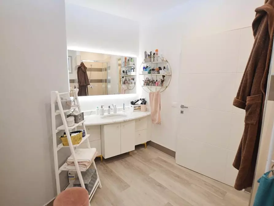 Immagine 20 di Appartamento in vendita  a Lucca