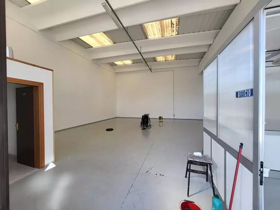 Immagine 2 di Attività artigianale in affitto  a Calcinaia