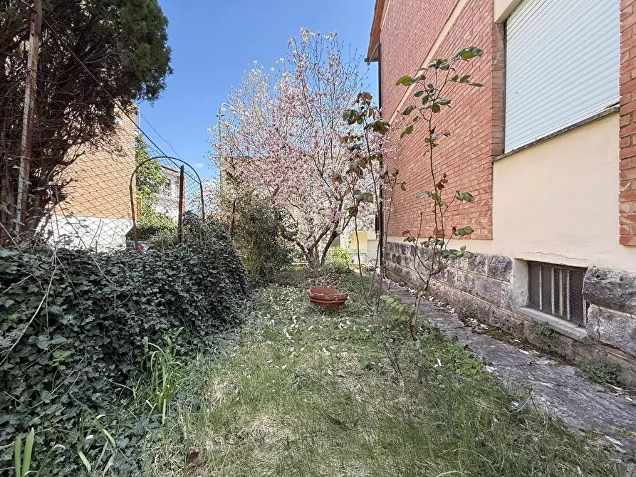 Immagine 15 di Appartamento in vendita  a Siena