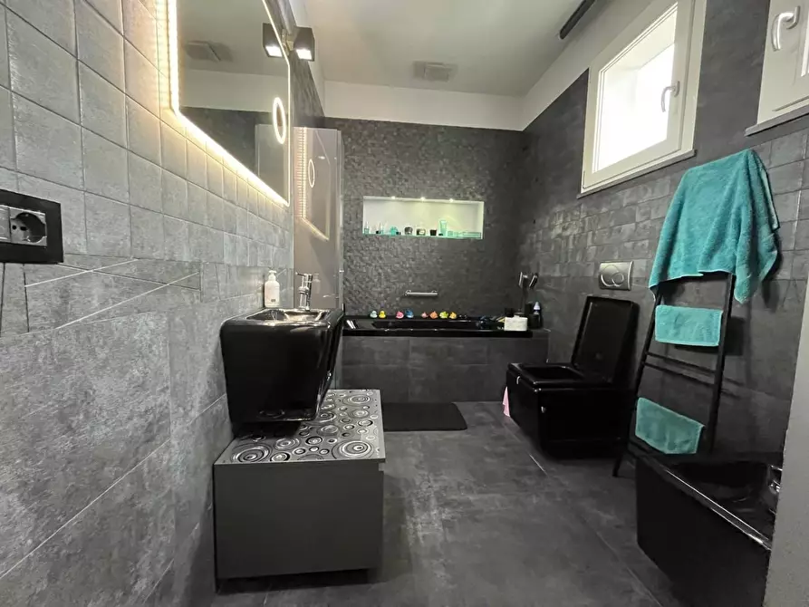 Immagine 7 di Villa in vendita  a Capannori