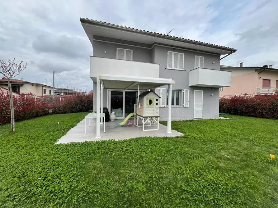 Immagine 17 di Villa in vendita  a Capannori