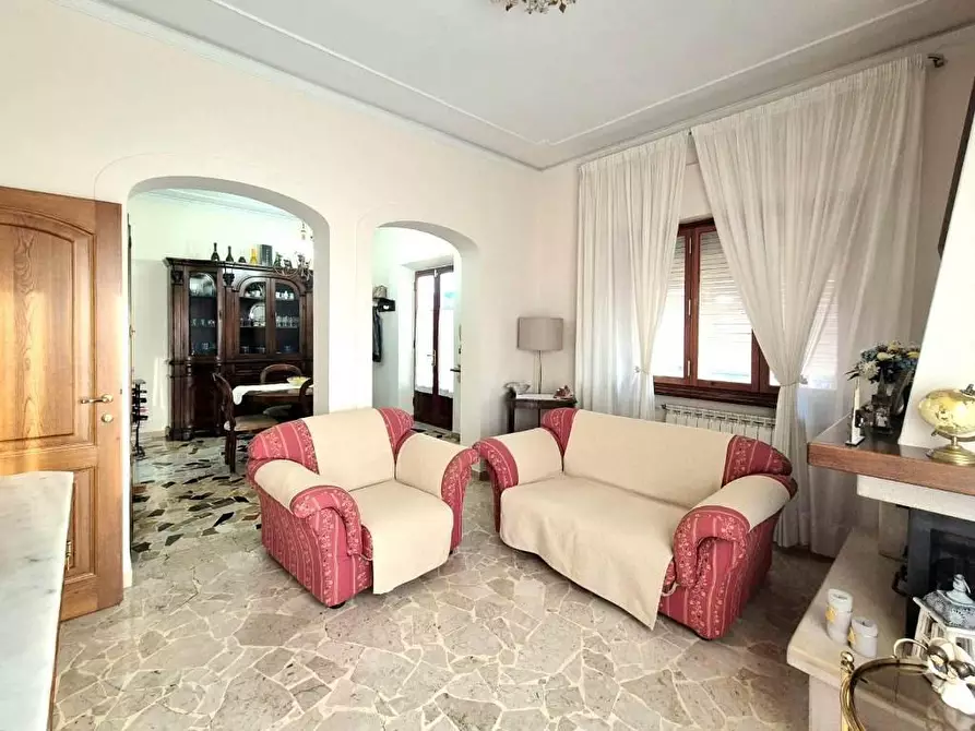 Immagine 5 di Villa in vendita  a Capannori