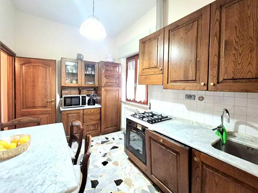 Immagine 11 di Villa in vendita  a Capannori