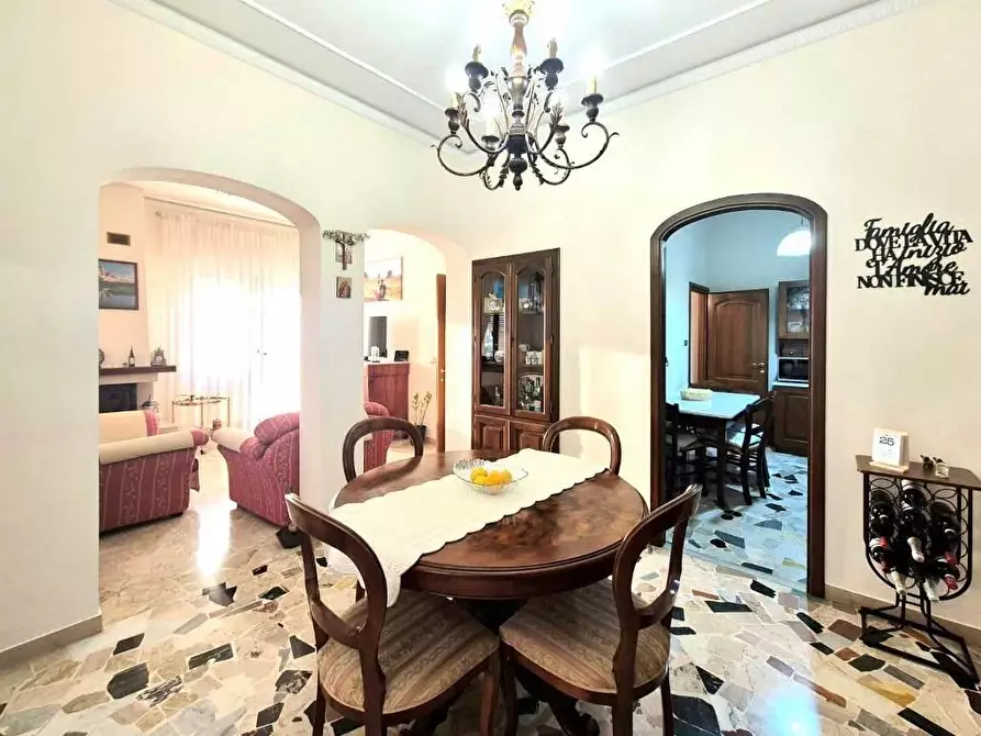 Immagine 4 di Villa in vendita  a Capannori