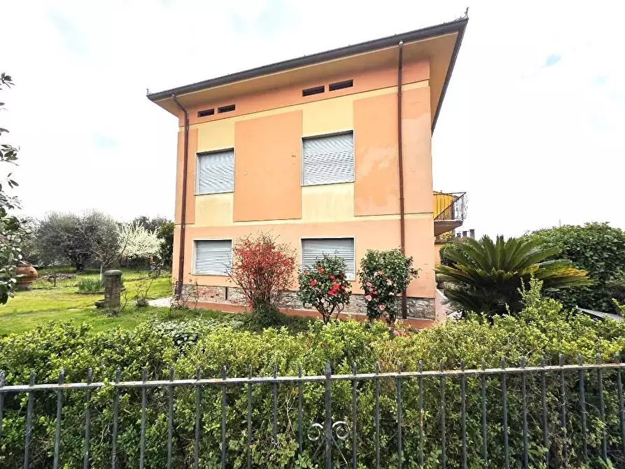 Immagine 1 di Villa in vendita  a Capannori