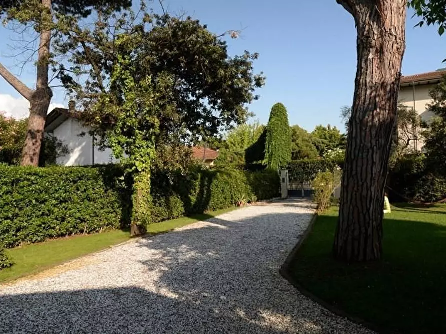 Immagine 2 di Villa in affitto  a Forte Dei Marmi