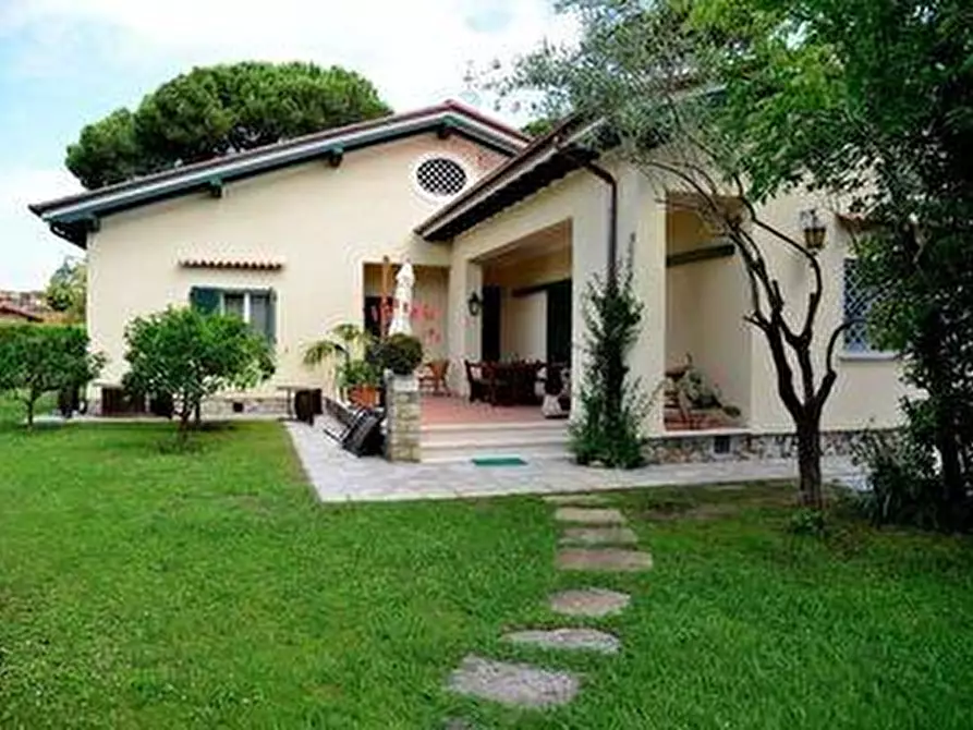 Immagine 8 di Villa in affitto  a Forte Dei Marmi