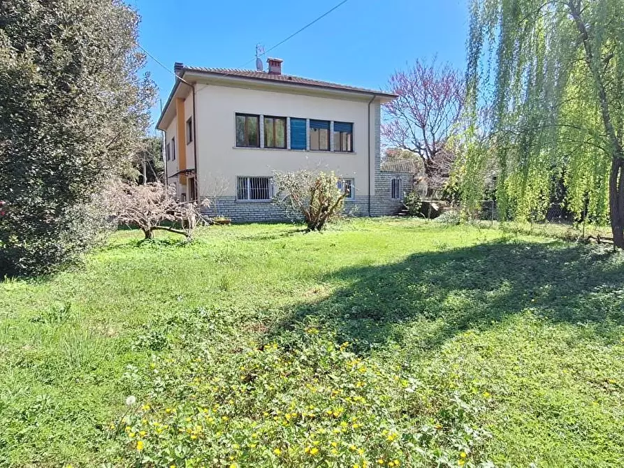 Immagine 1 di Villa in vendita  a Lucca