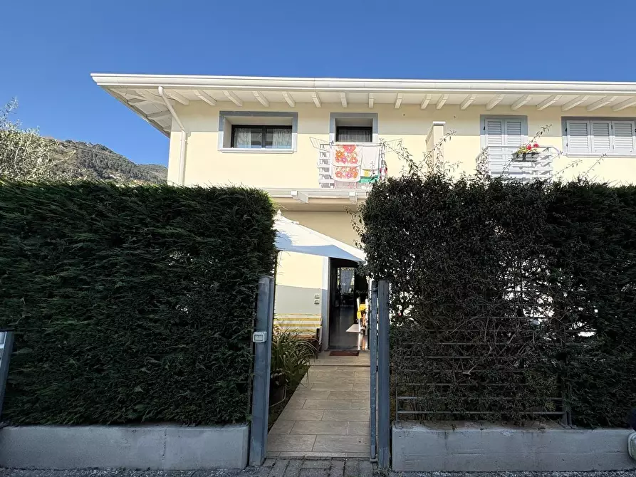 Immagine 1 di Villetta a schiera in vendita  a Massa