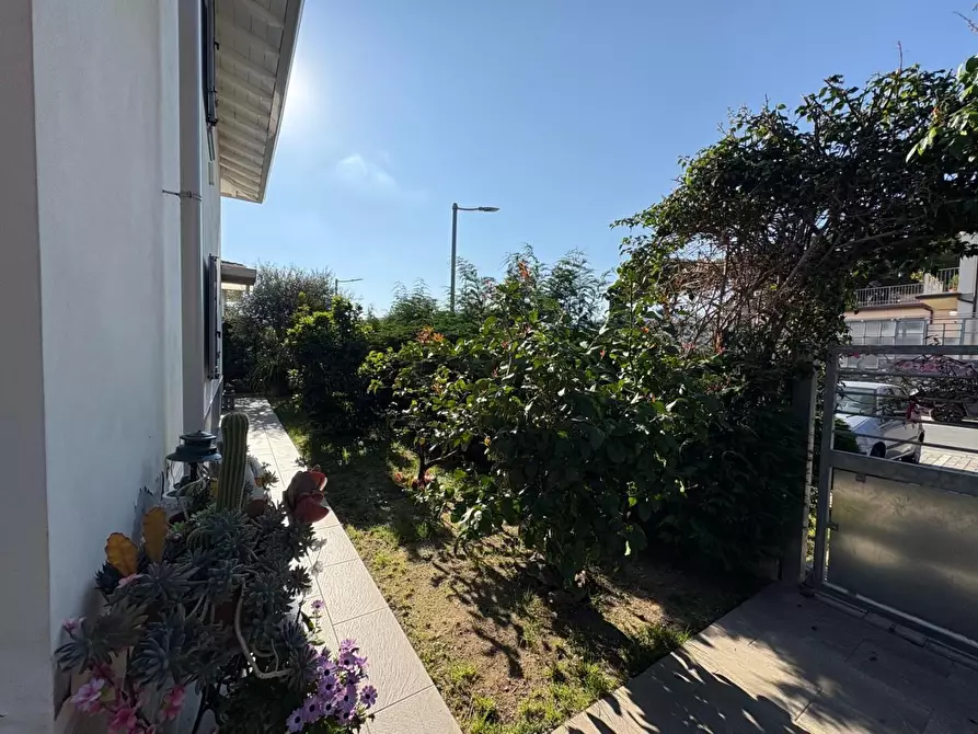 Immagine 5 di Villetta a schiera in vendita  a Massa