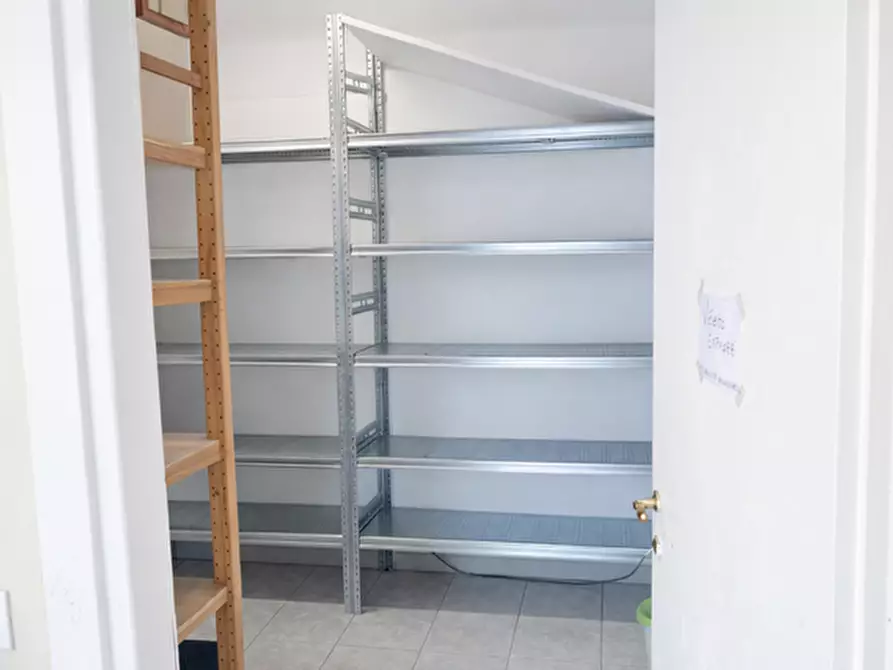 Immagine 9 di Locale commerciale in affitto  a Cascina