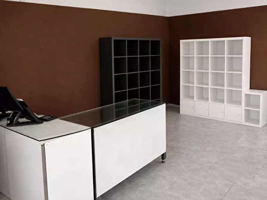 Immagine 8 di Locale commerciale in affitto  a Cascina