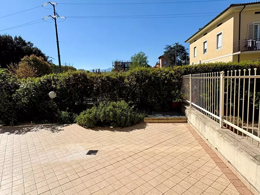 Immagine 10 di Appartamento in vendita  a Lucca