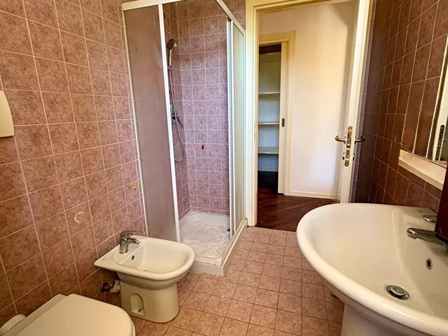 Immagine 5 di Appartamento in vendita  a Lucca