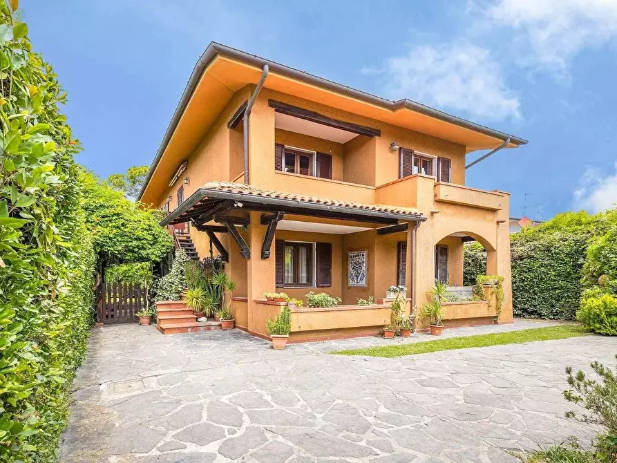 Immagine 2 di Villa in vendita  a Forte Dei Marmi