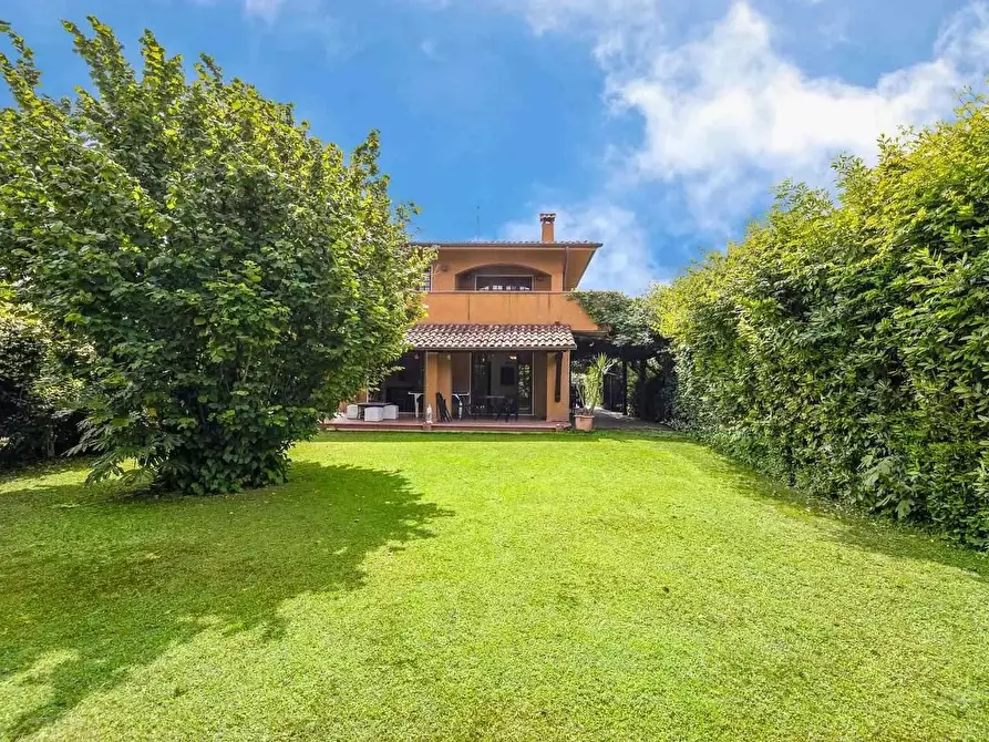 Immagine 3 di Villa in vendita  a Forte Dei Marmi