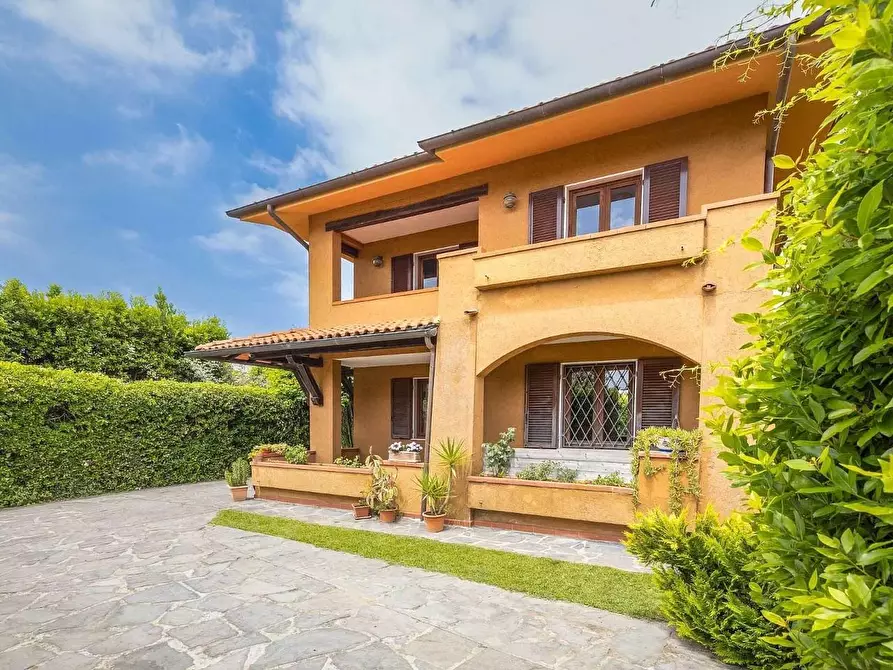 Immagine 1 di Villa in vendita  a Forte Dei Marmi