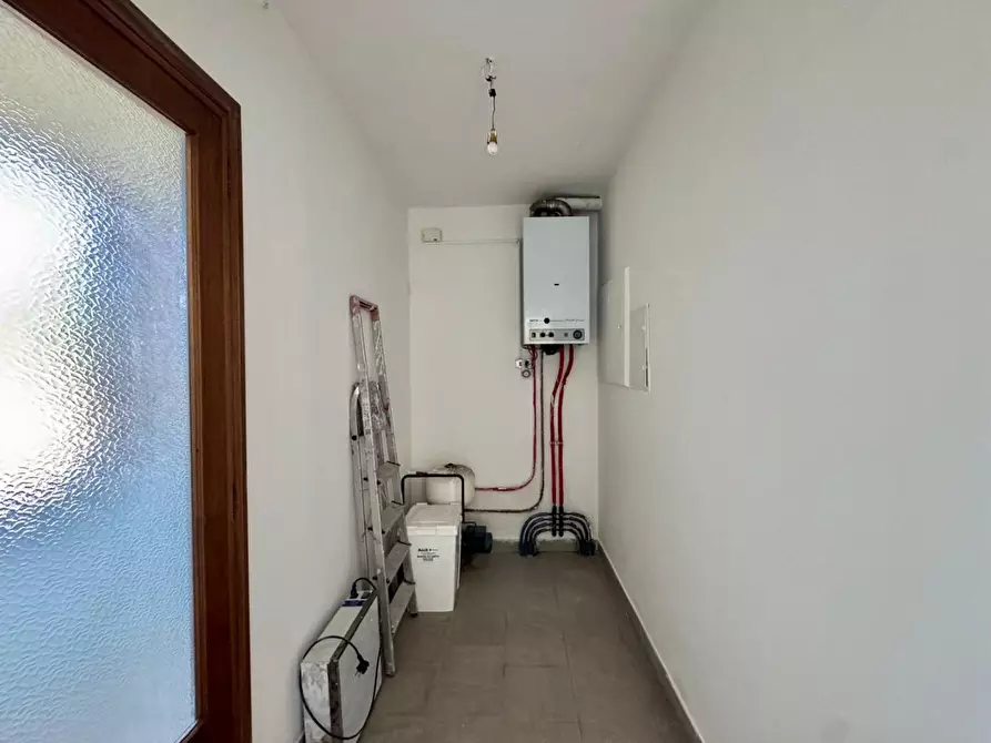 Immagine 17 di Negozio in vendita  a Capannori