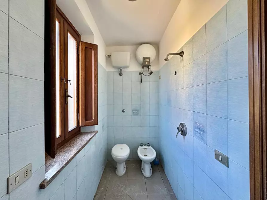 Immagine 18 di Negozio in vendita  a Capannori