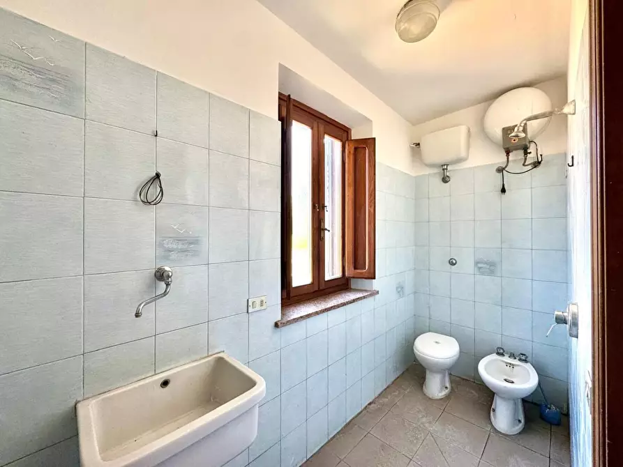 Immagine 19 di Negozio in vendita  a Capannori
